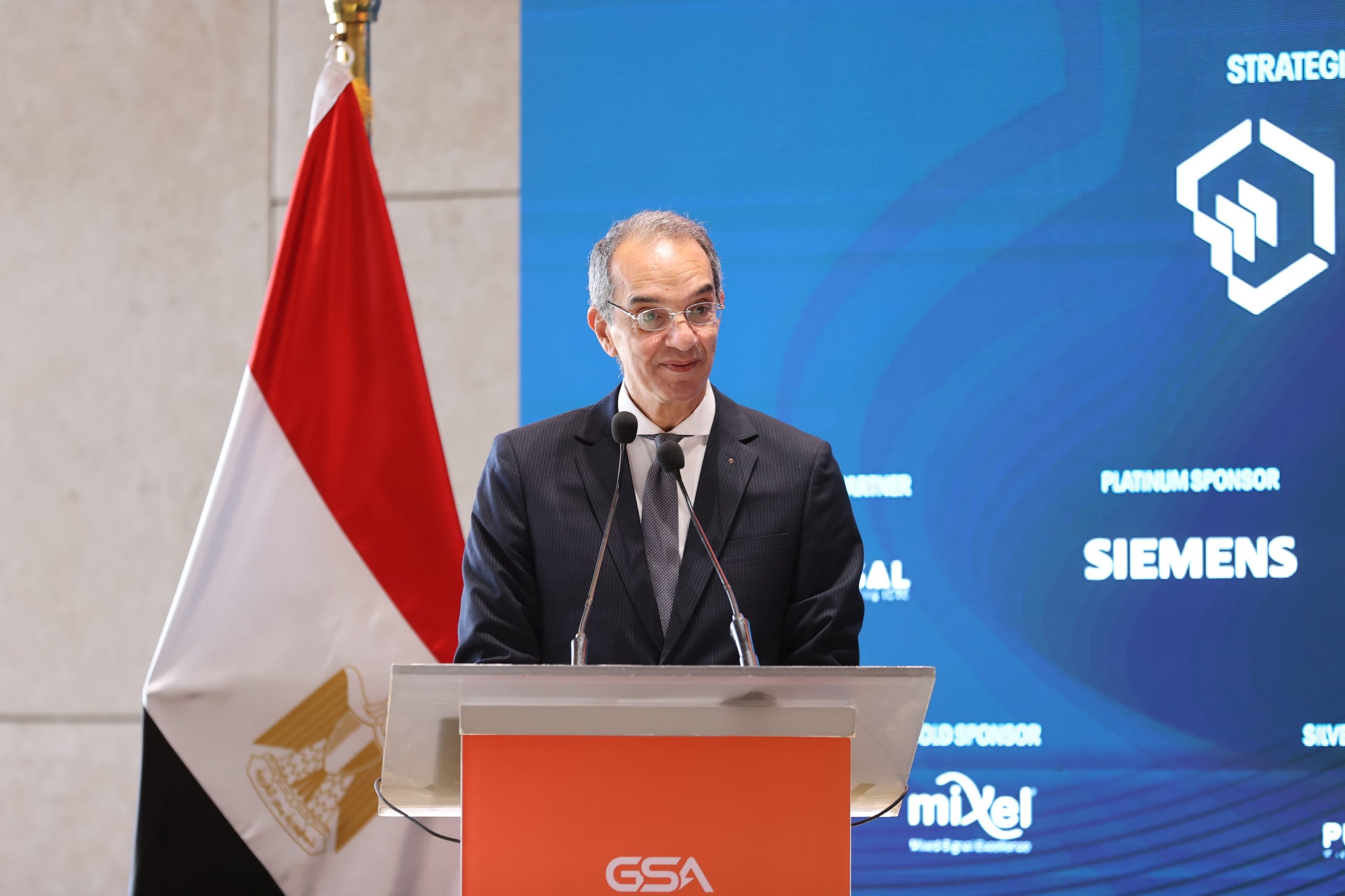  وزير الاتصالات