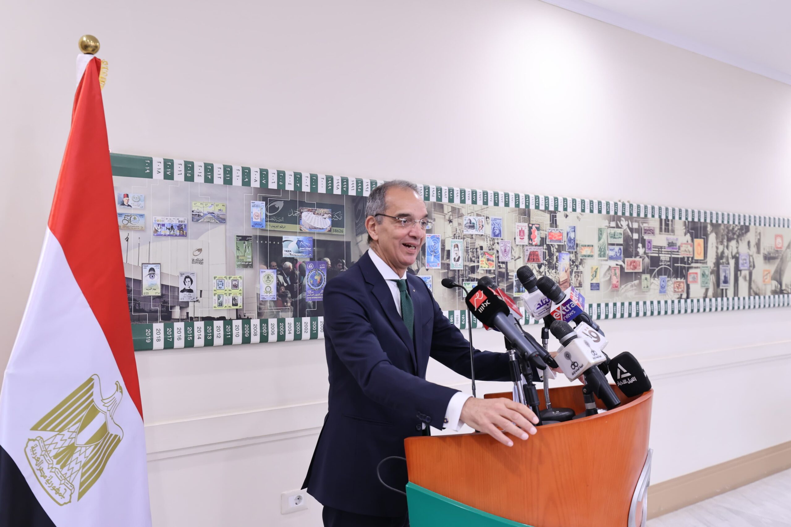  وزير الاتصالات