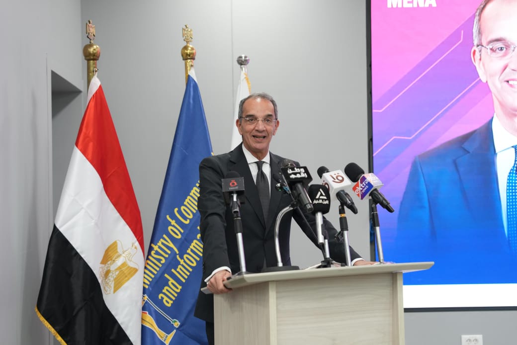  وزير الاتصالات