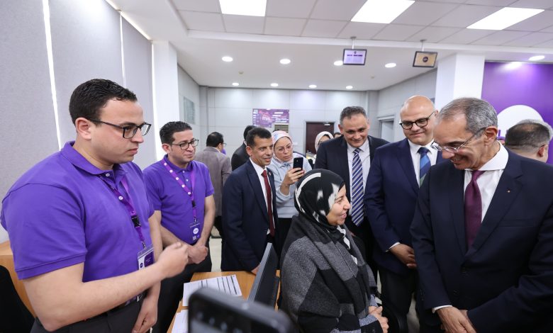  وزير الاتصالات