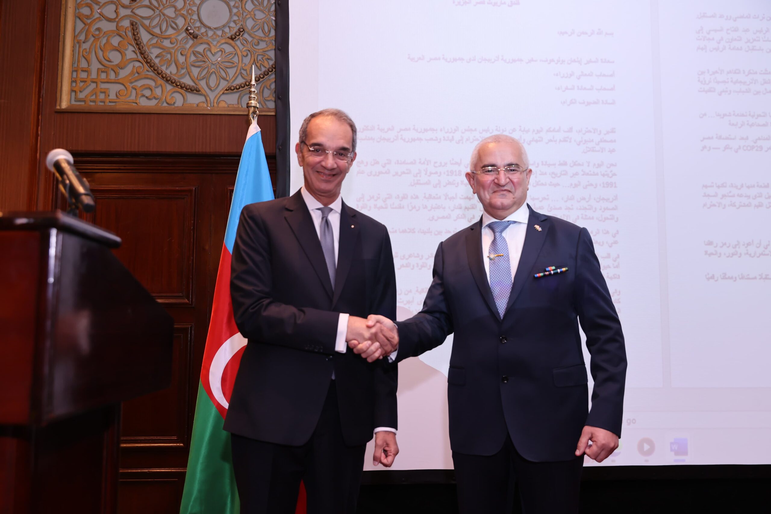  وزير الاتصالات