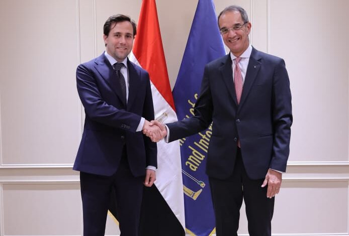  وزير الاتصالات
