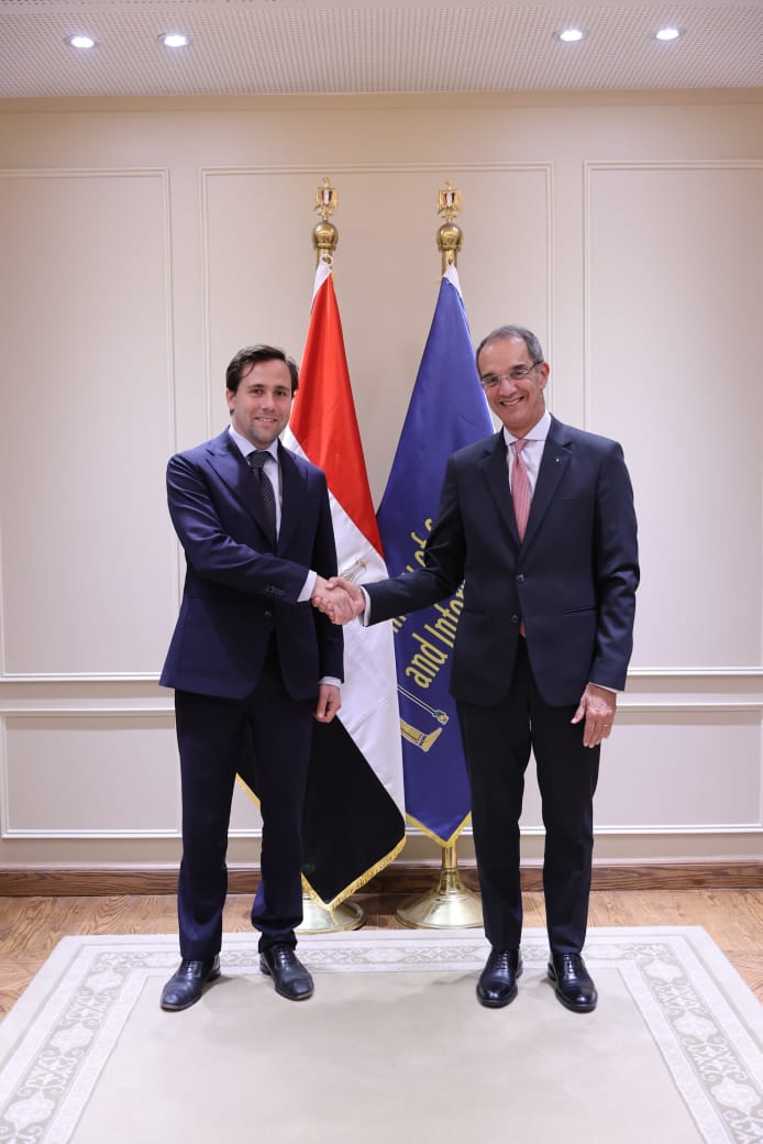  وزير الاتصالات