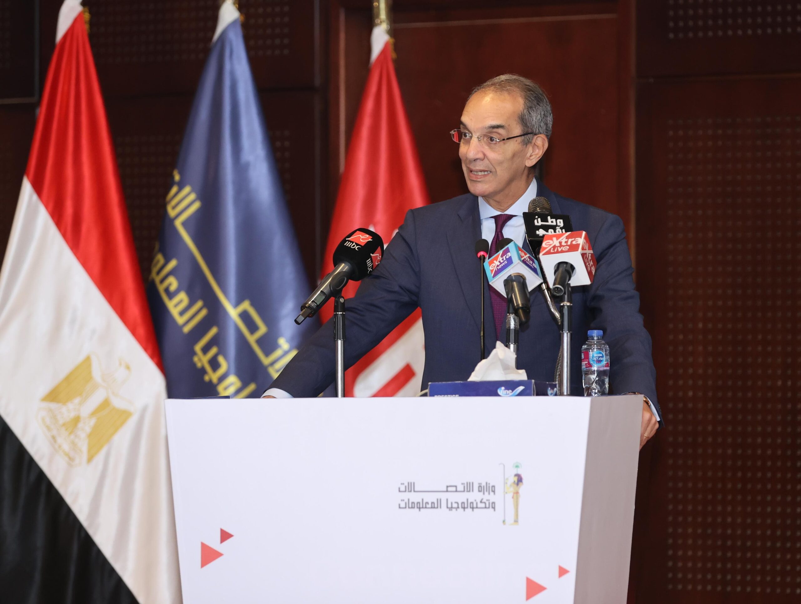  وزير الاتصالات
