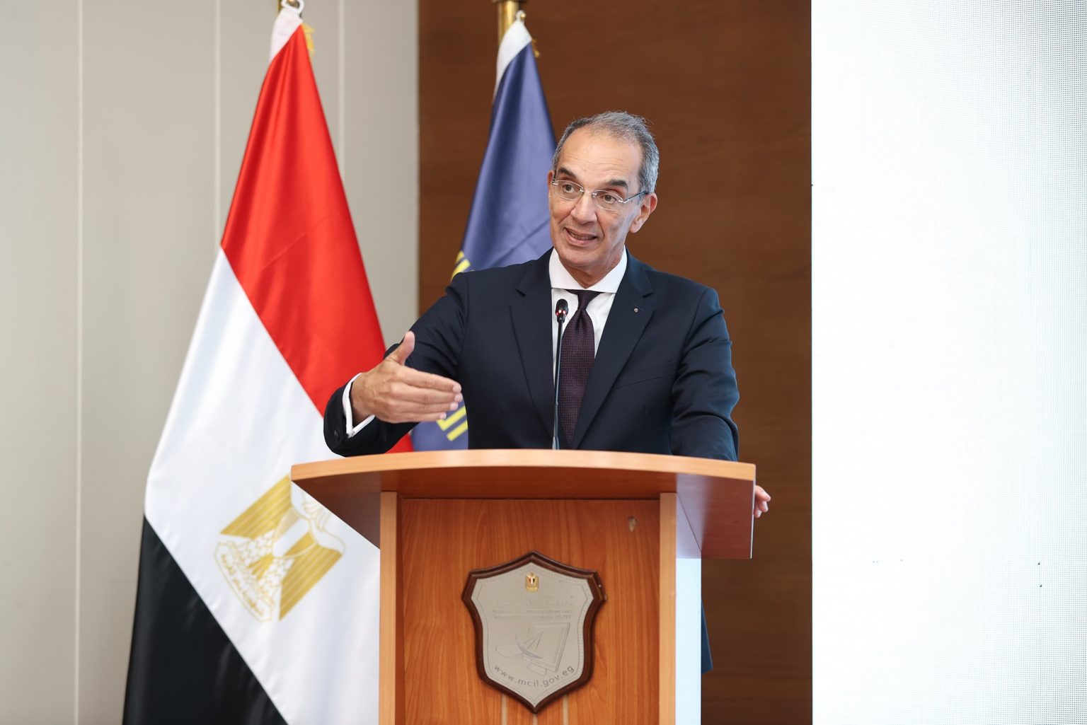 وزير الاتصالات