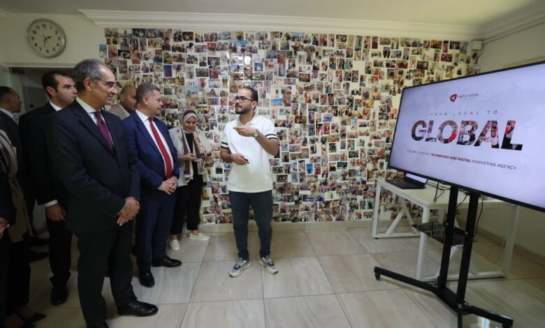  وزير الاتصالات
