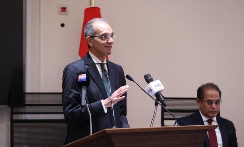  وزير الاتصالات