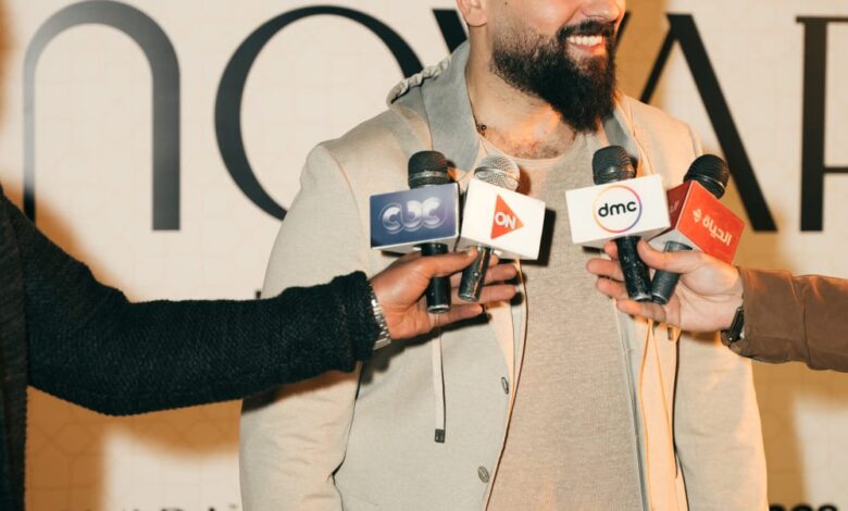 محمد منير يغني
