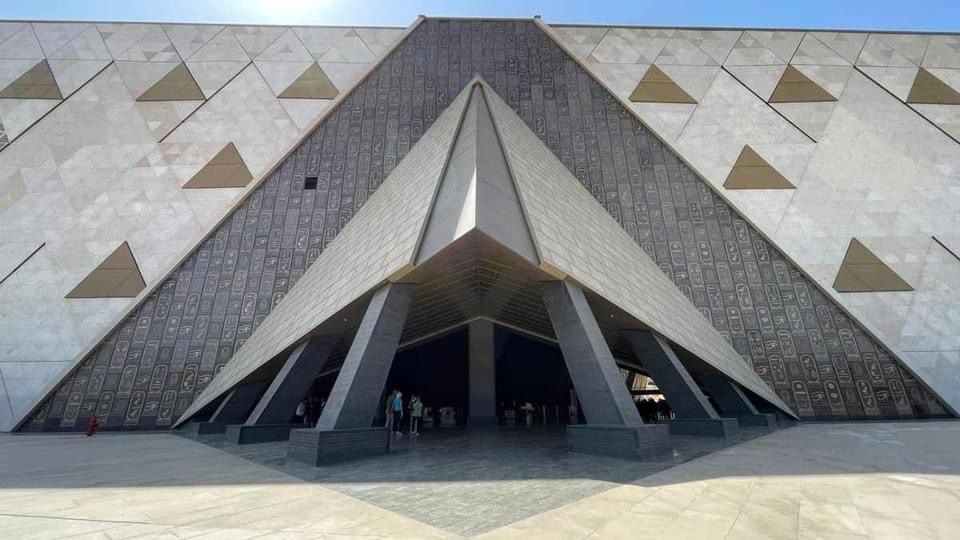 وزير السياحة والآثار